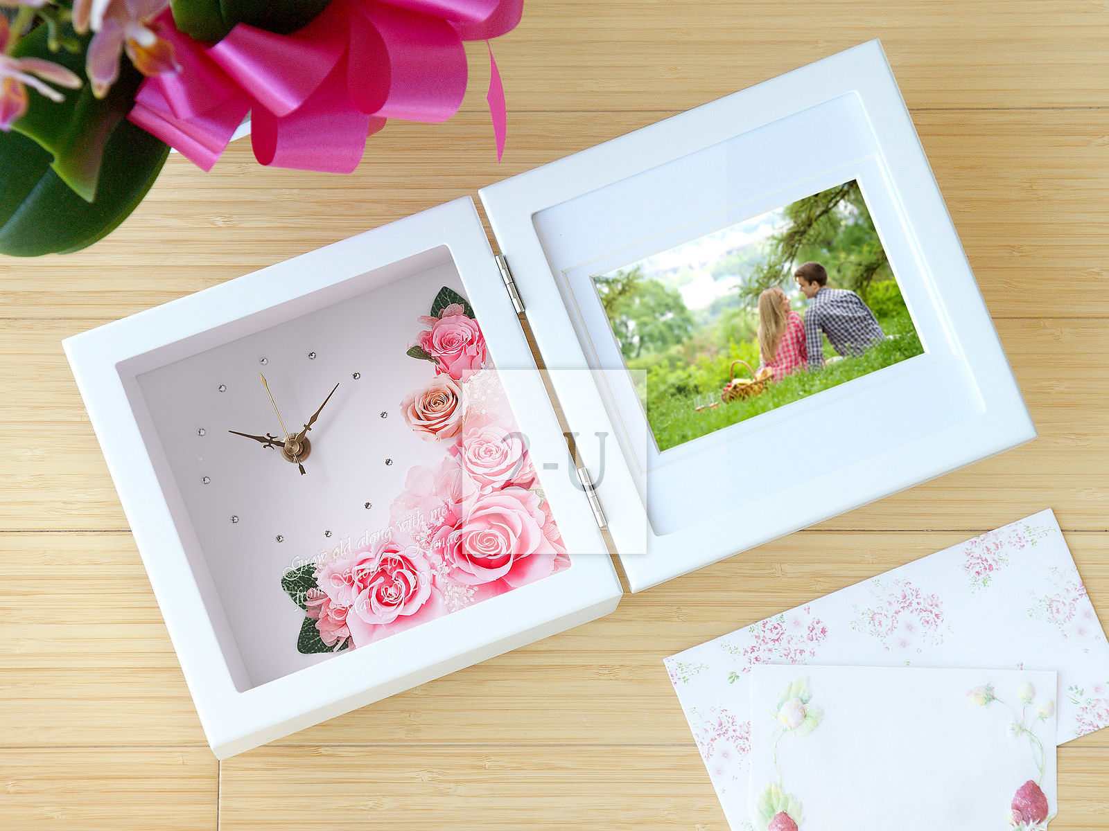 作為求婚的迴禮，送一個帶照片和訂婚紀唸日期的CT觸媒倣真花相架