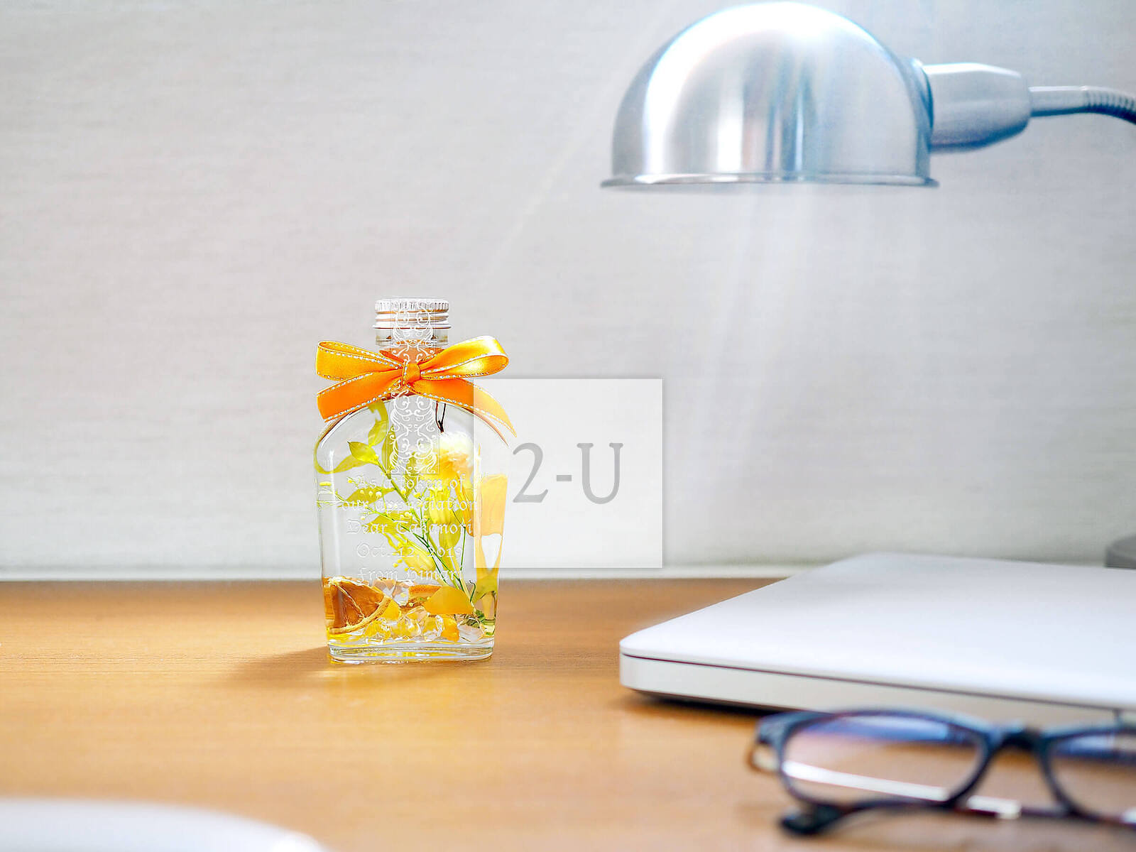 用刻有名字與寄語的花朵，為追憶增添一抹明亮色綵