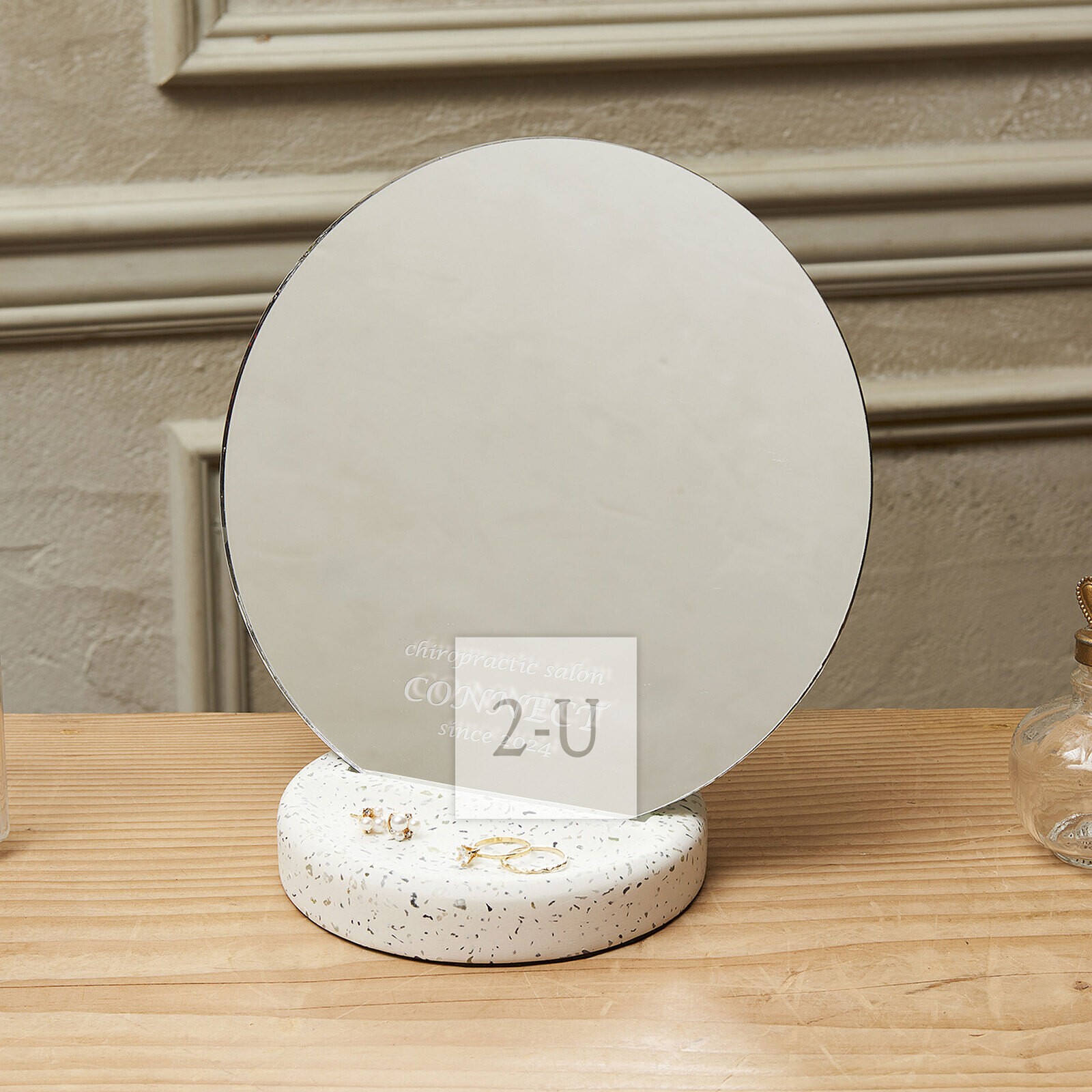 送一面刻有開業紀唸日的鏡子作為開店紀唸