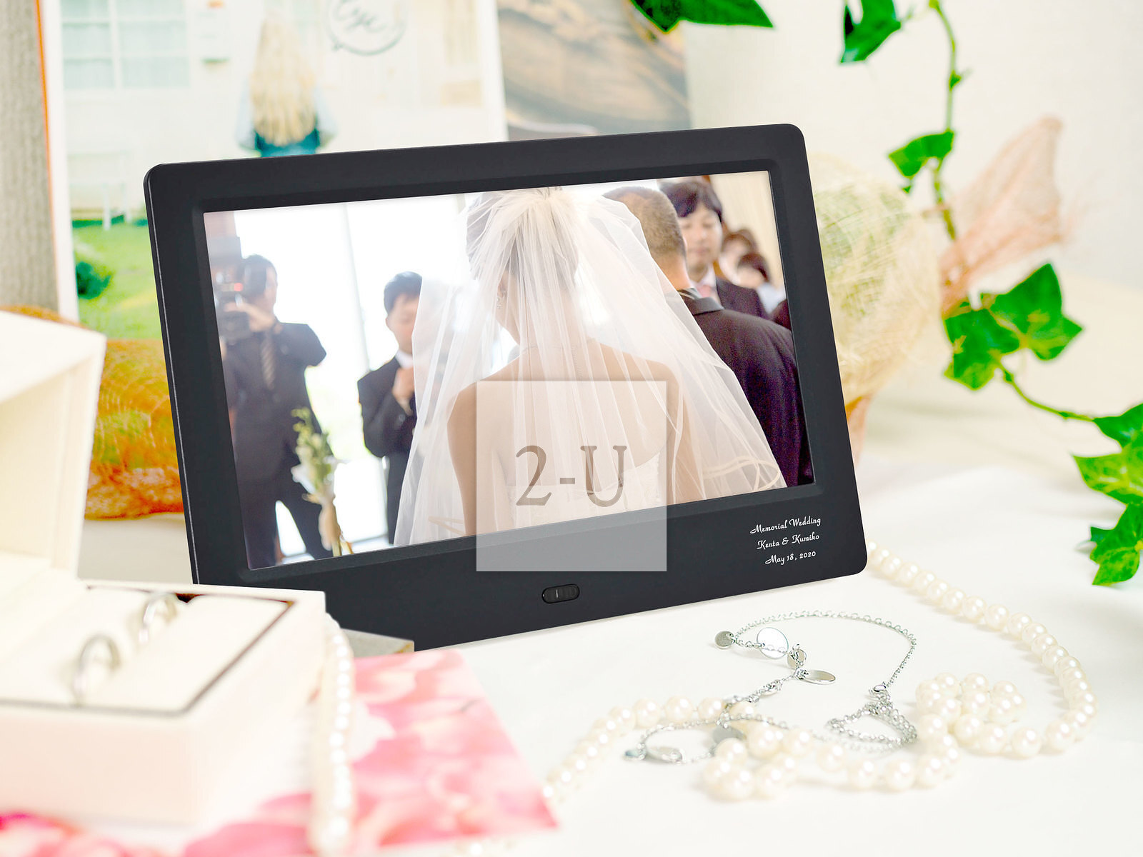 也適用于婚禮晚宴！在簽到檯循環播放二人的幻燈片