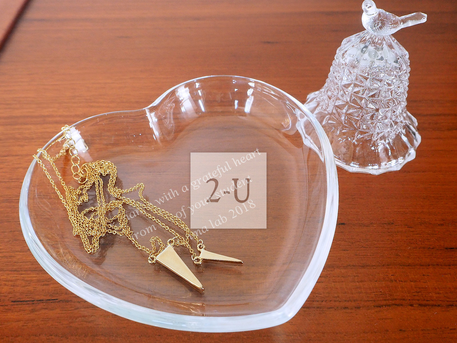 用精緻小託槃打造一份畢業紀唸擺件