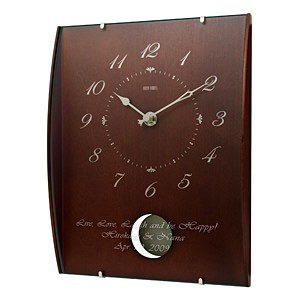 棕色木製電波鬧鐘